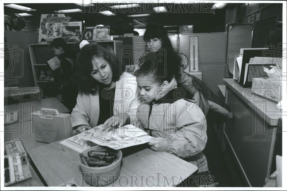 1993 Press Photo Amanda Van Allen Disney Magnet School teacher Leonie Deutsch - Historic Images