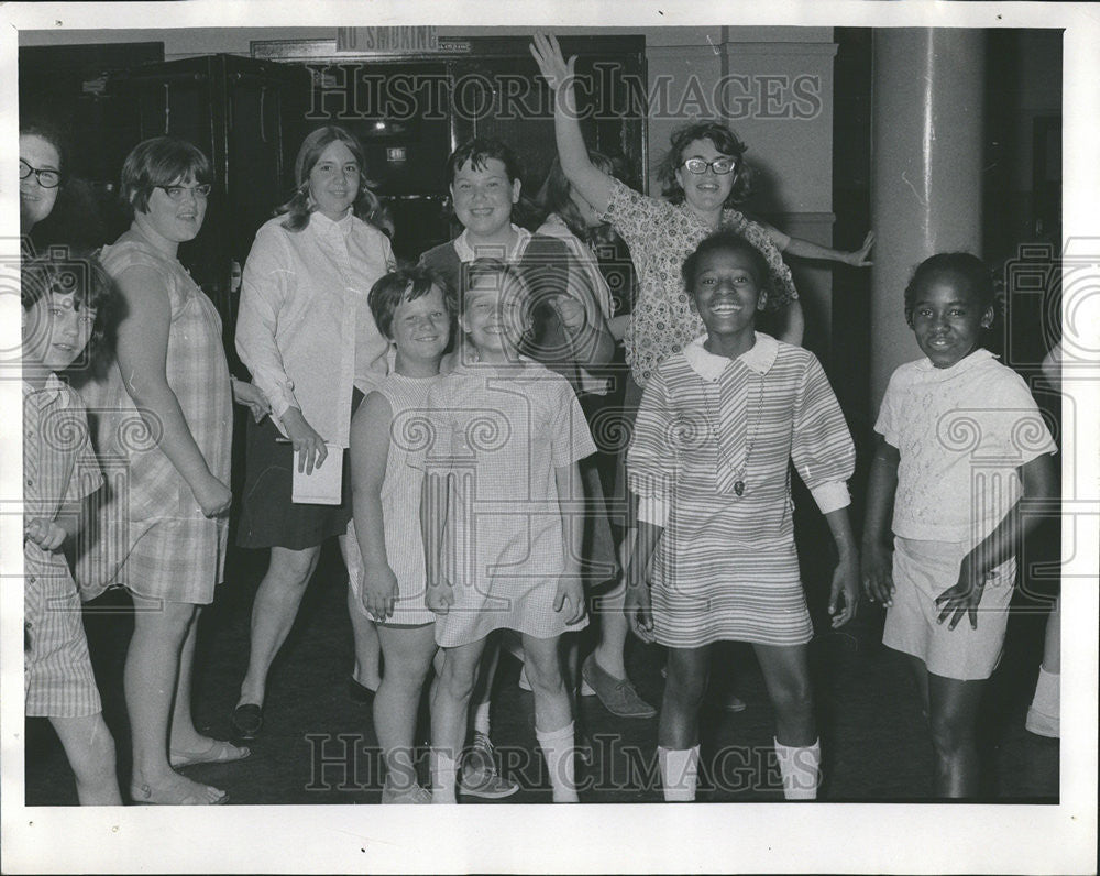 1968 Press Photo John Thorpe School Austin Grace St gym buses polling class - Historic Images