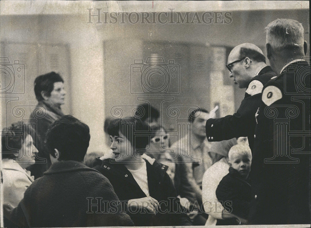 1968 Press Photo Demonstrators Central District headquarters women egg anti - Historic Images