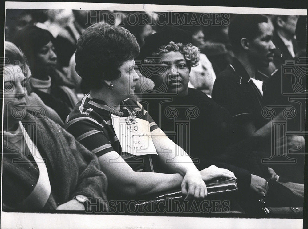 1971 Press Photo Monday Special School Board Hear Proponent Bus Wear Sign Split - Historic Images