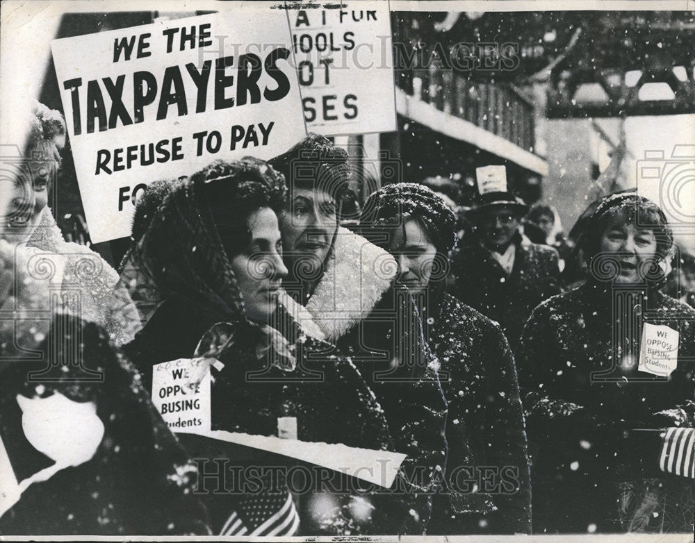 1968 Press Photo Board Education Office LaSalle Wacker Pickets Building Busing - Historic Images