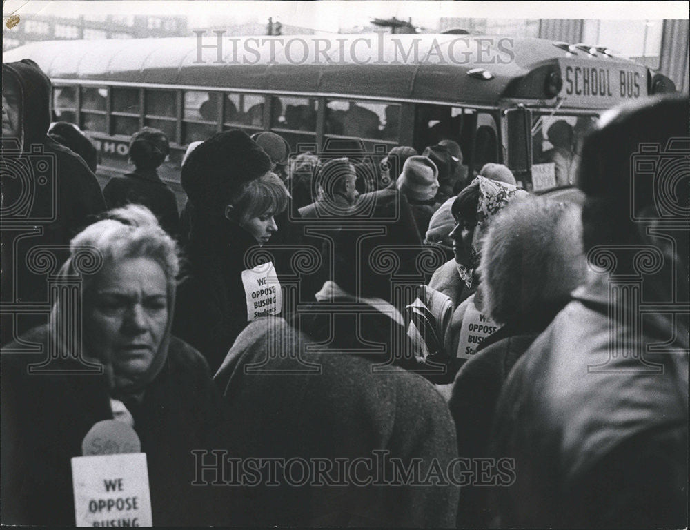 1968 Press Photo Busing Protest day anti people Home bus course Chicago School - Historic Images