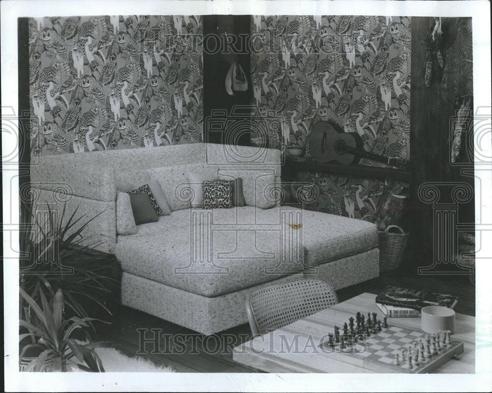 1974 Press Photo Crawl shelter Sofa hard day shop ping spree padded Table feet - Historic Images