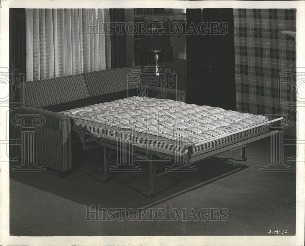 1947 Press Photo Postwar sleeper couch opens from living room sofa to bed - Historic Images