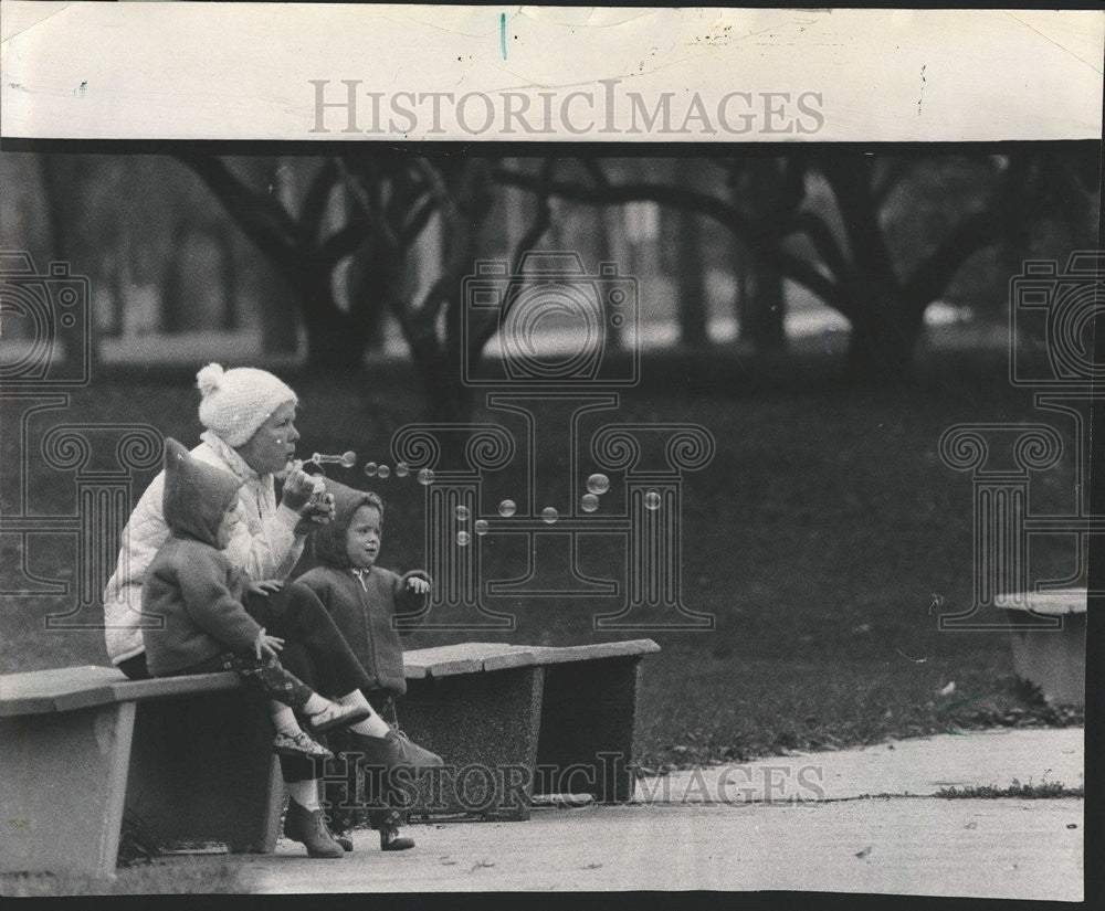 1973 Press Photo Mother Gail Schultz Twins Brigit Bridie Blowing Soap Bubbles - Historic Images