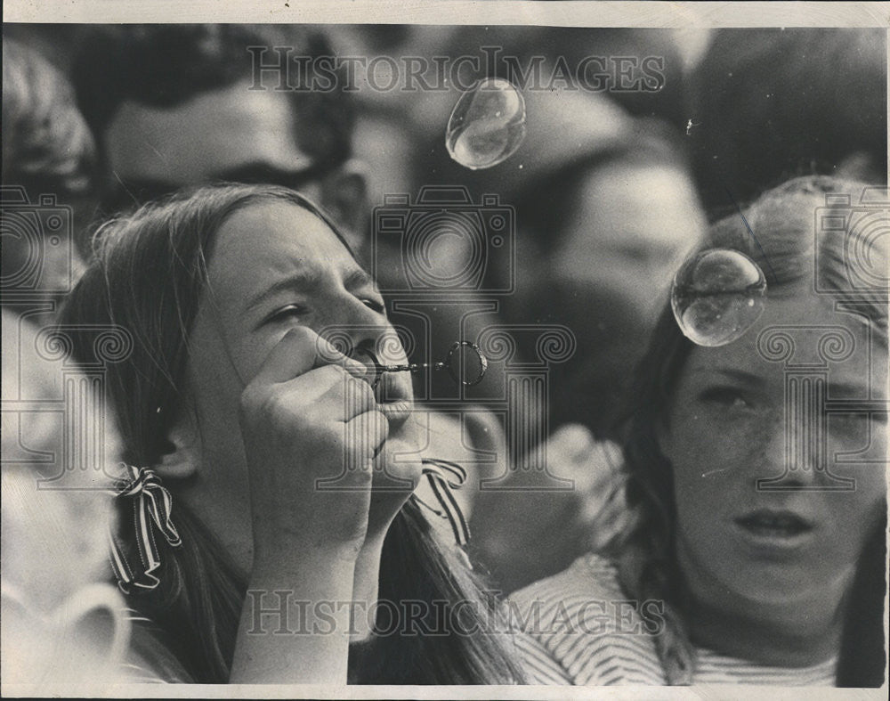 1970 Press Photo Schurz Wrigley Field Senn Semifinal Game Blow Bubble - Historic Images