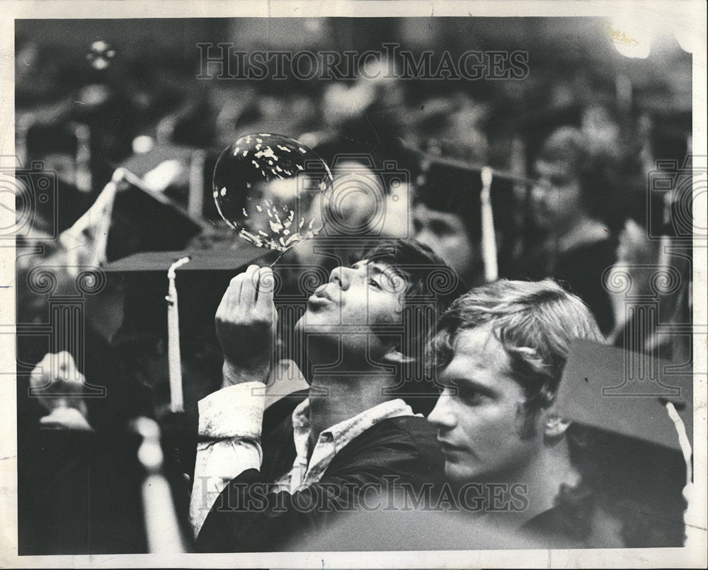 1971 Press Photo Robert Bernstein Blows Bubble Northwestern Graduation Evanston - Historic Images