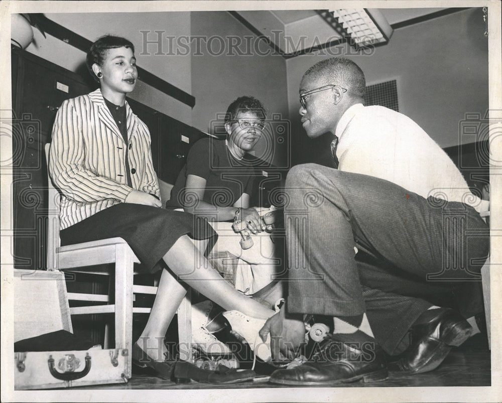 1957 Press Photo Flozine Hollie Reason lee Loretta Morgan Du Sable Roller Skate - Historic Images