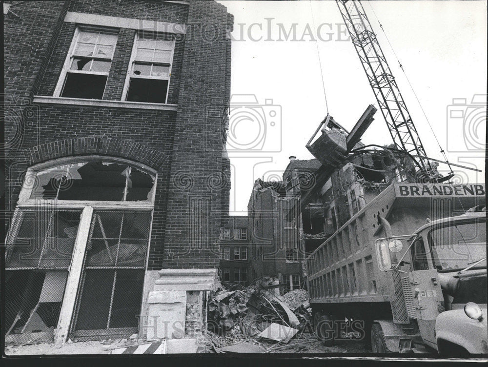 1974 Press Photo Workmen Brandenburg Construction Crane High School Demolition - Historic Images