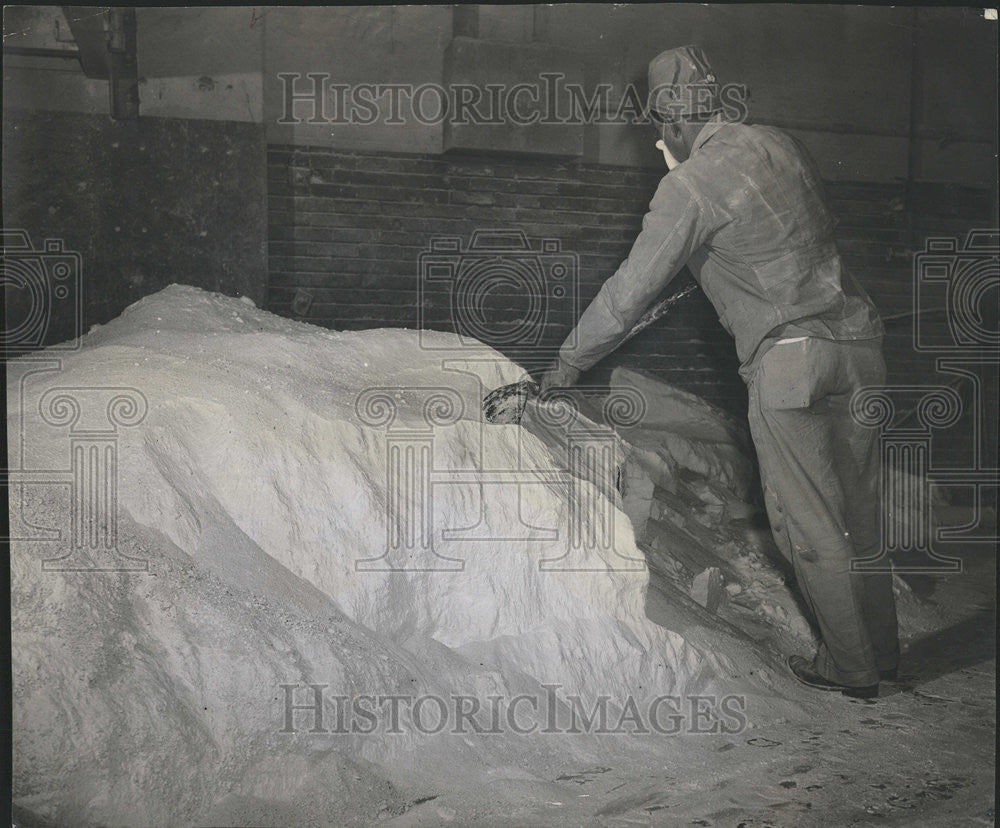 1945 Press Photo Workman Shovels Soap Powder Chicago Soap Factory - Historic Images