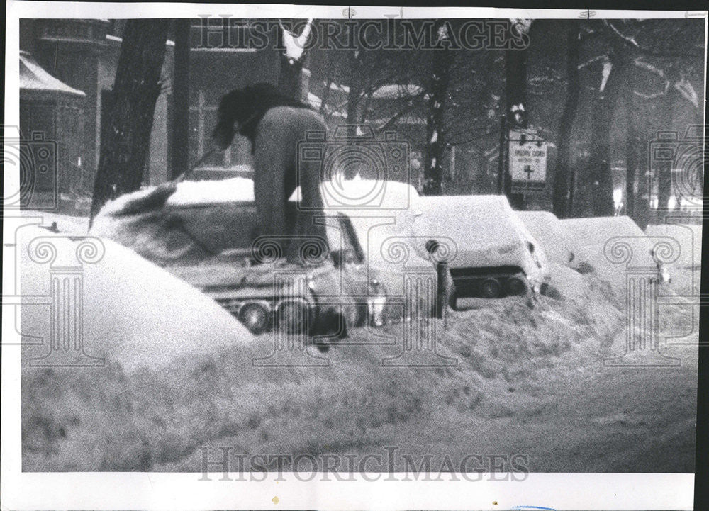 1966 Press Photo Snow Storms Chicago area chore motorist job cleaning Sunday car - Historic Images