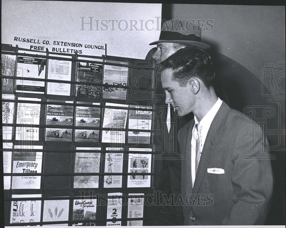 1961 Press Photo James Latham Camera KBI Agent Jack Ford Russell Courthouse - Historic Images