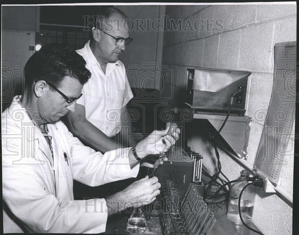 1961 Press Photo Denver Teacher CSU Clyde Lambert Quitman St Science - Historic Images
