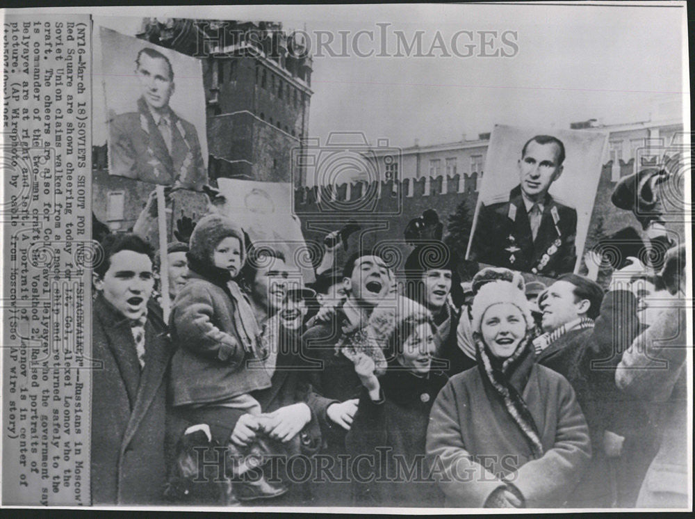 1965 Press Photo Soviets Shout Walker RussianMoscow Red - Historic Images