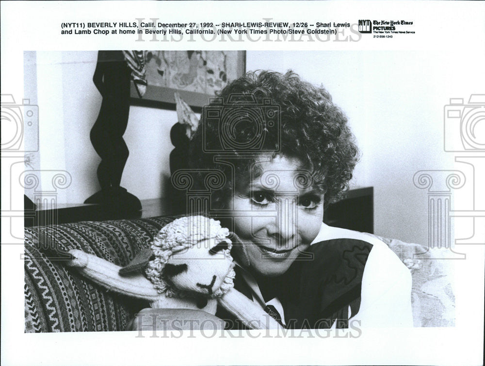 1992 Press Photo Shari Lewis with Lamb Chop in Beverly Hills - Historic Images