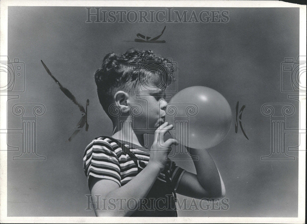 1956 Press Photo Balloon Toy Kid Playing Unidentified Person - Historic Images