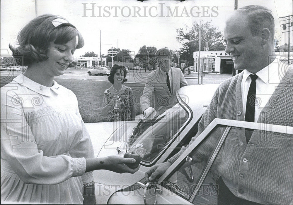 1964 Press Photo Jennifer Hinkebein William Glade Teacher Appreciation Day Apple - Historic Images