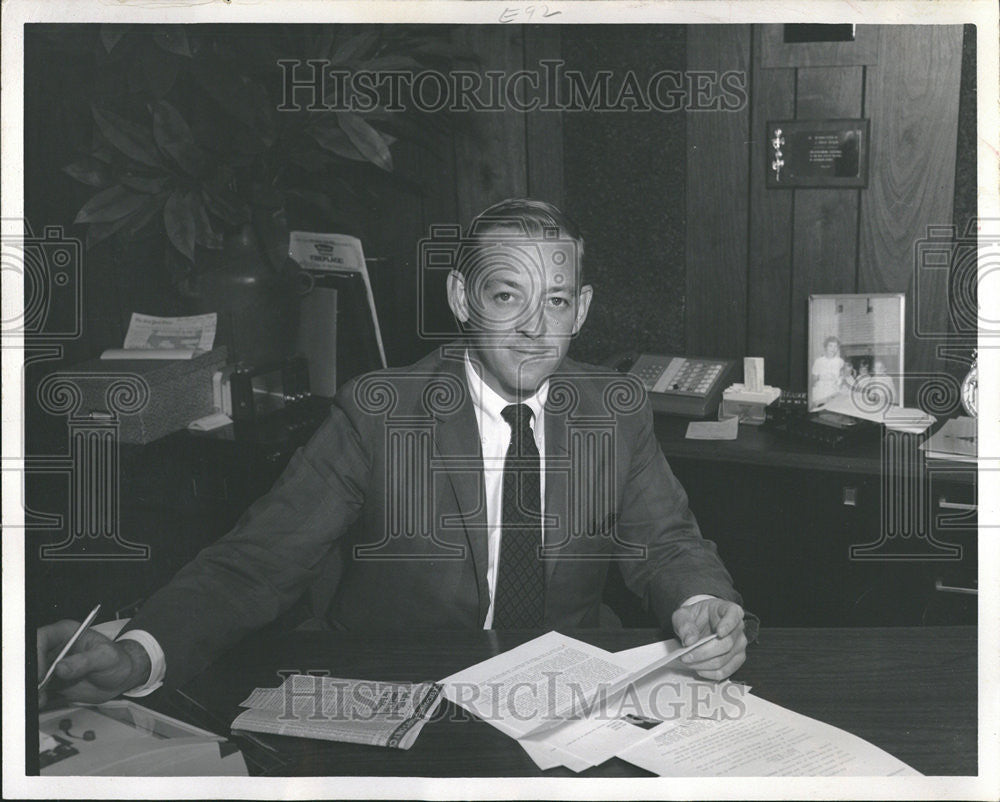 1969 Press Photo David Huskin Sitting At Desk - Historic Images