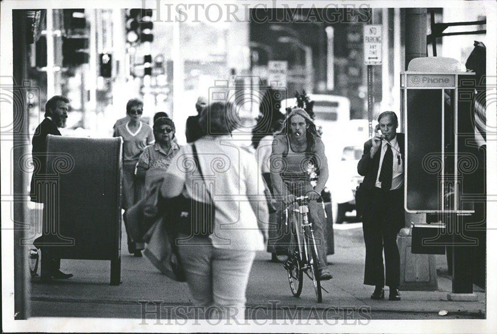 1981 Press Photo Waller Hurtt Littleton Detective Watches - Historic Images