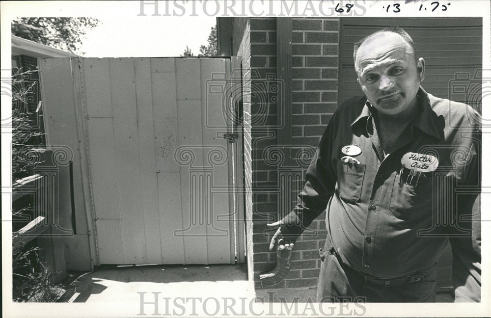 1984 Press Photo Don Hunter shrug Violation Shoulder - Historic Images