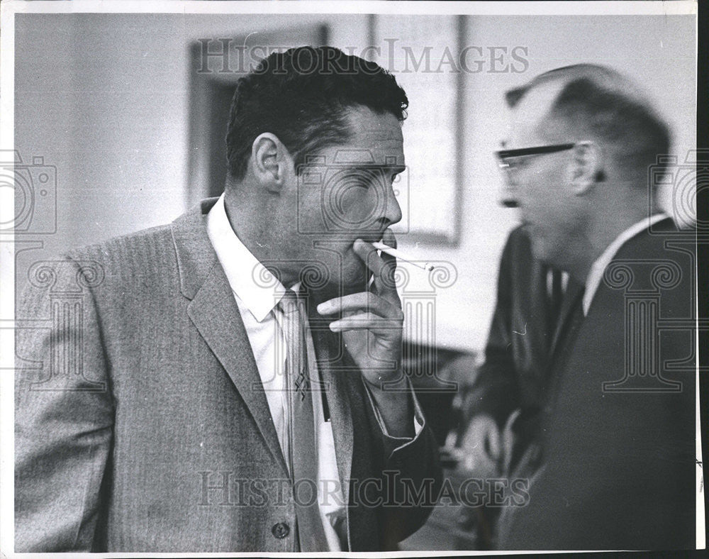 1961 Press Photo Men Speak About Case During A Recess - Historic Images