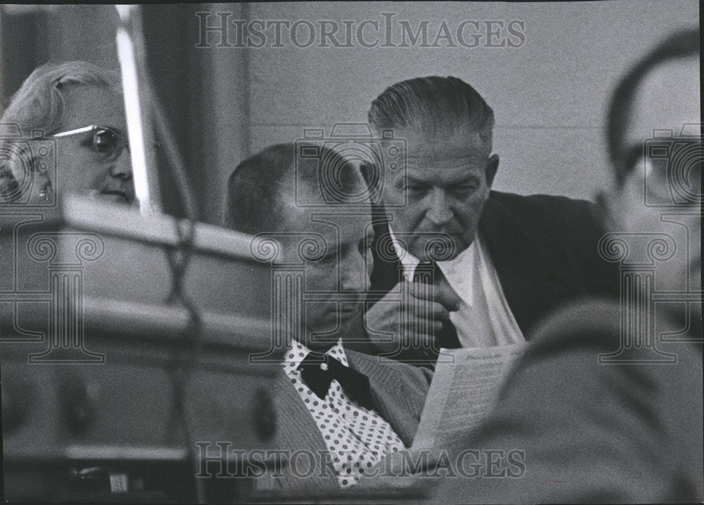 1961 Press Photo Jurors examine log sheet placed in evidence - Historic Images