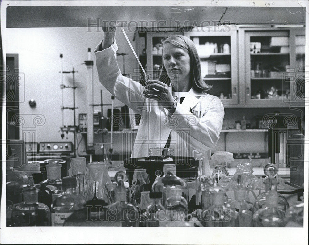 1971 Press Photo Dr. Sylvia Kerr/Research/Cancer Cure/Columbia University - Historic Images