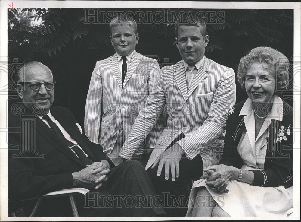 1966 Press Photo William Glass Grandchildren Jeffrey Wife - Historic Images