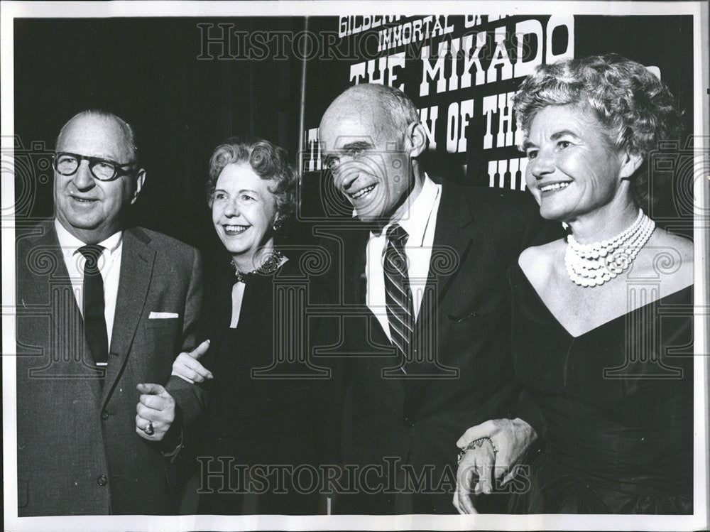 1960 Press Photo Mr And Mrs William Glass Discussing Their European Trip - Historic Images