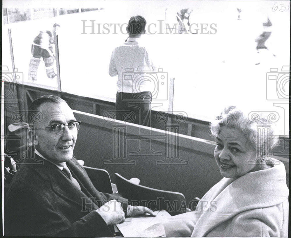 1962 Press Photo Great Britain Finland Clark Denver Hockey Fun - Historic Images