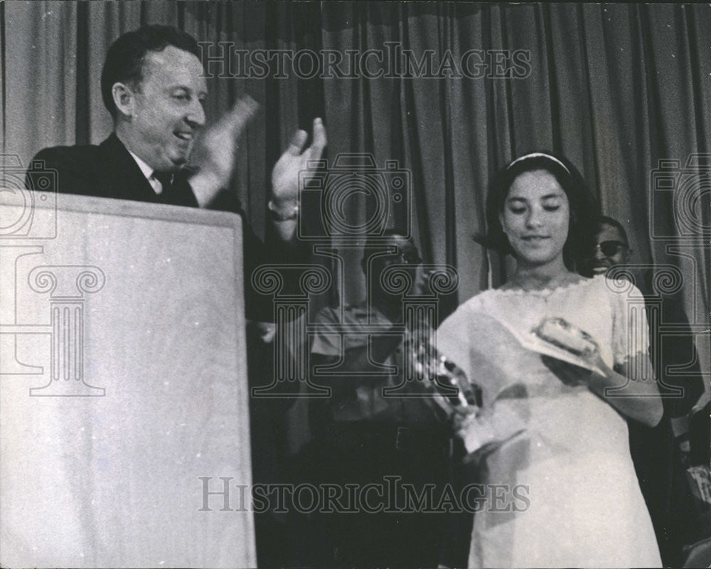 1968 Press Photo Christine Baca Mayor Tom Currigan Award Wyatt Elementary School - Historic Images