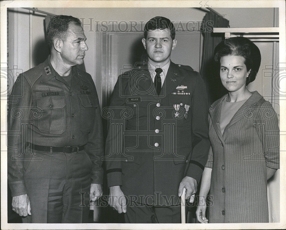 1969 Press Photo Major General Gleszer Standing With Allen G. Nelson And Wife - Historic Images