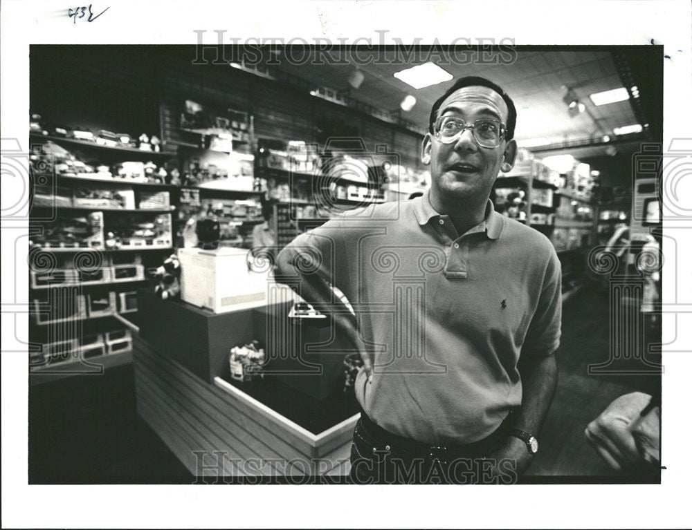 1990 Press Photo Mike Glazier Great Train Store Cherry Creek Shopping - Historic Images