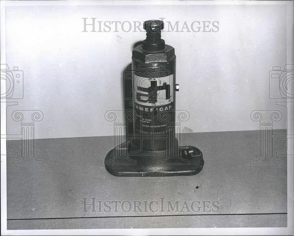 1961 Press Photo Keith Hutton Trail Hydraulic Jack Evidence Police Photo - Historic Images