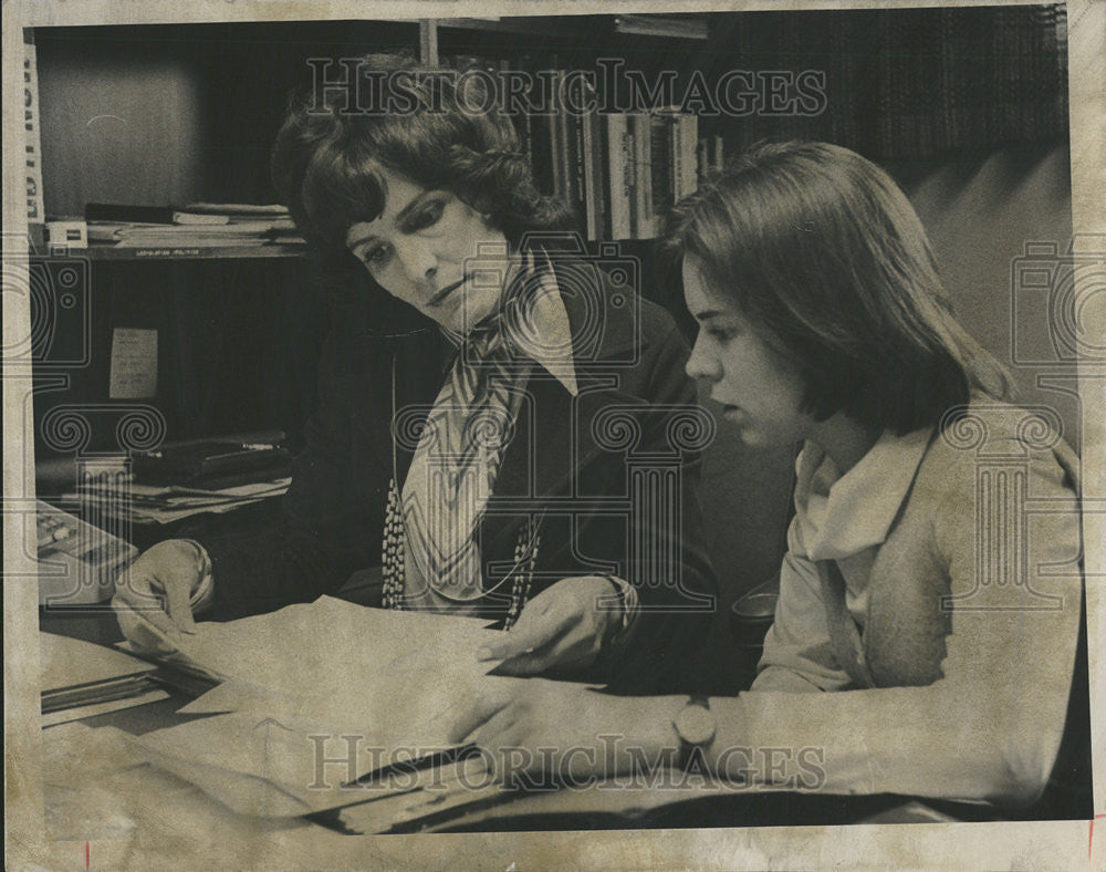 1977 Press Photo Author Shaw Auer Colorado Women Resource Book - Historic Images