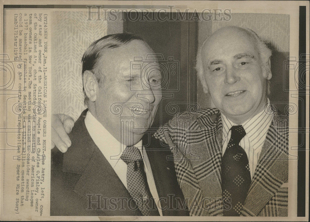 1976 Press Photo Gene Autry Actor Owner California Angels Charles Finley Oakland - Historic Images