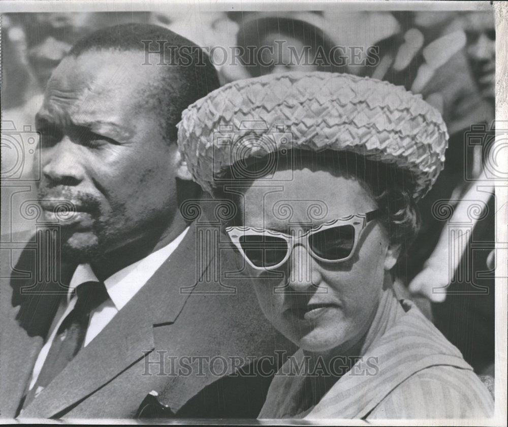 1966 Press Photo Seretse Khama and his wife Ruth Williams visit England - Historic Images