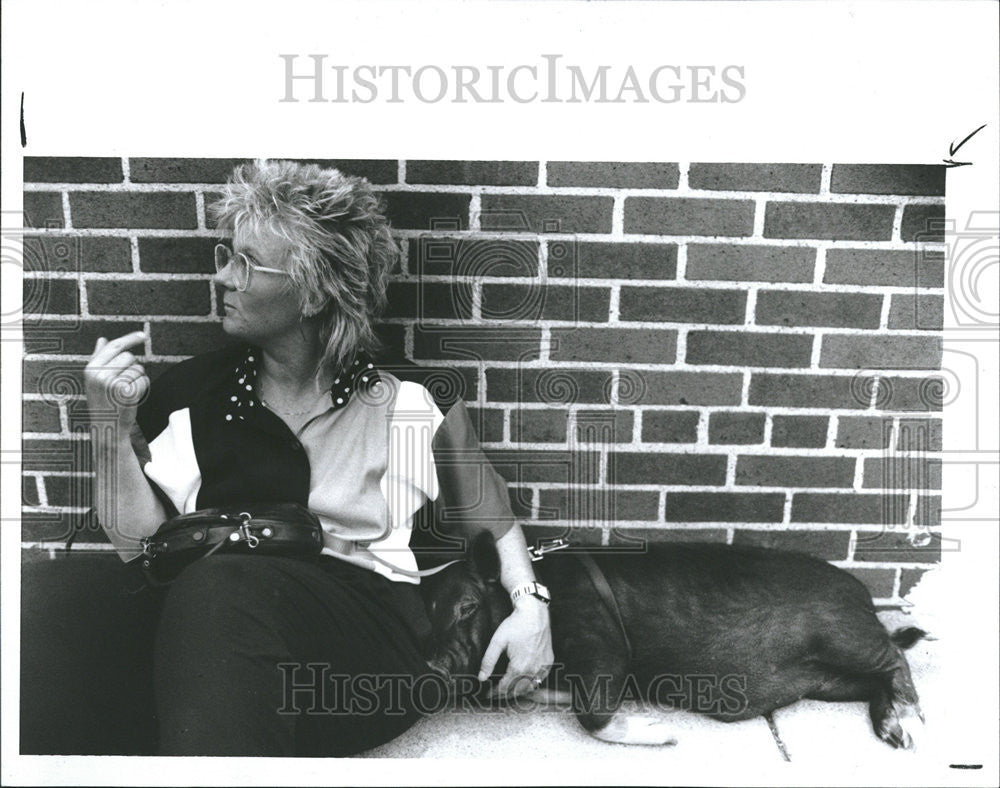 1991 Press Photo Nancy Roberts Vietnamese Potbelly Pig Bacos - Historic Images