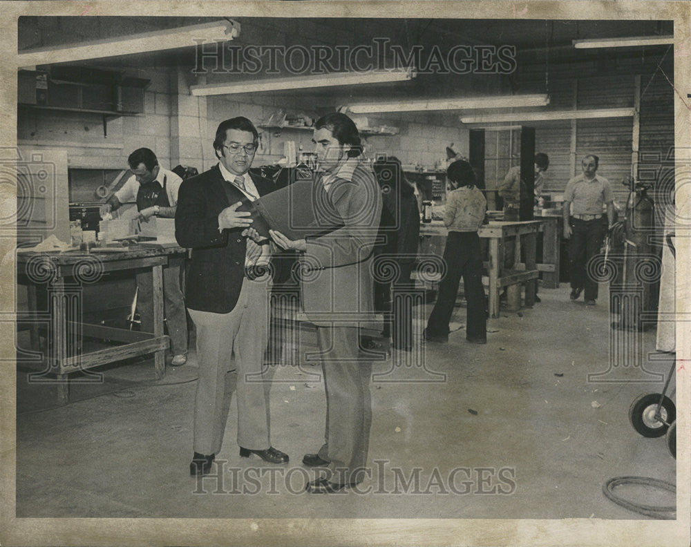 1977 Press Photo Guy Baca And Ron Montoya Of Plastics Supply And Fabrication - Historic Images