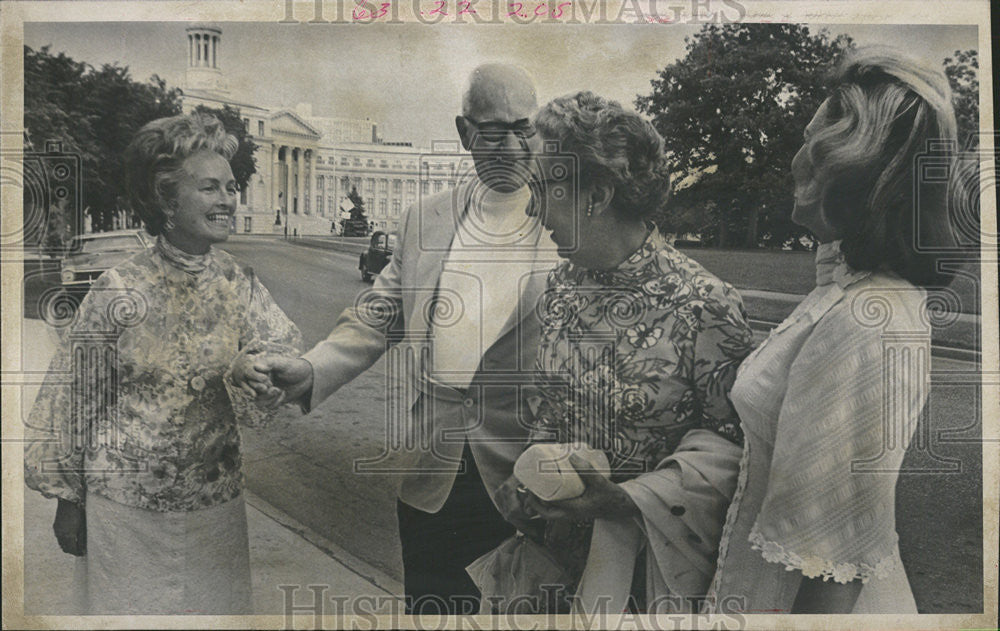 1974 Press Photo Mrs. W. Burch Winder Greets Otto Karl Bachs And His Family - Historic Images