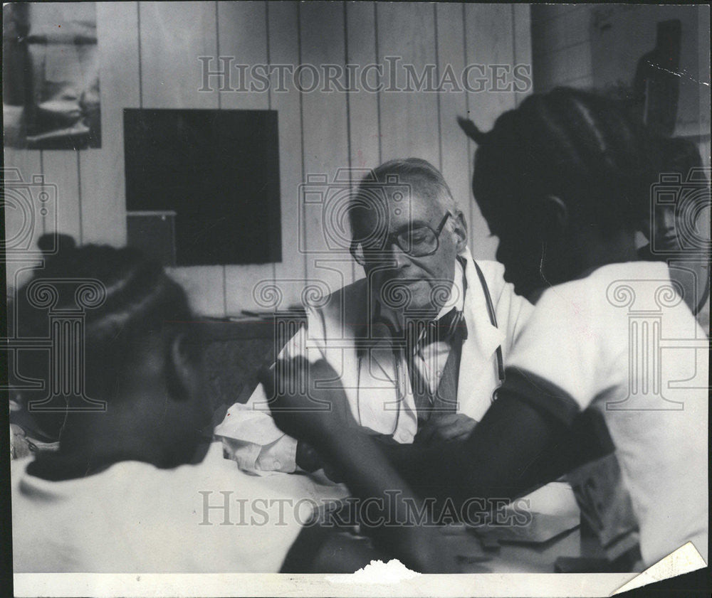 1981 Press Photo Dr. C. Henry Kempe University Of Colorado Health Science Center - Historic Images