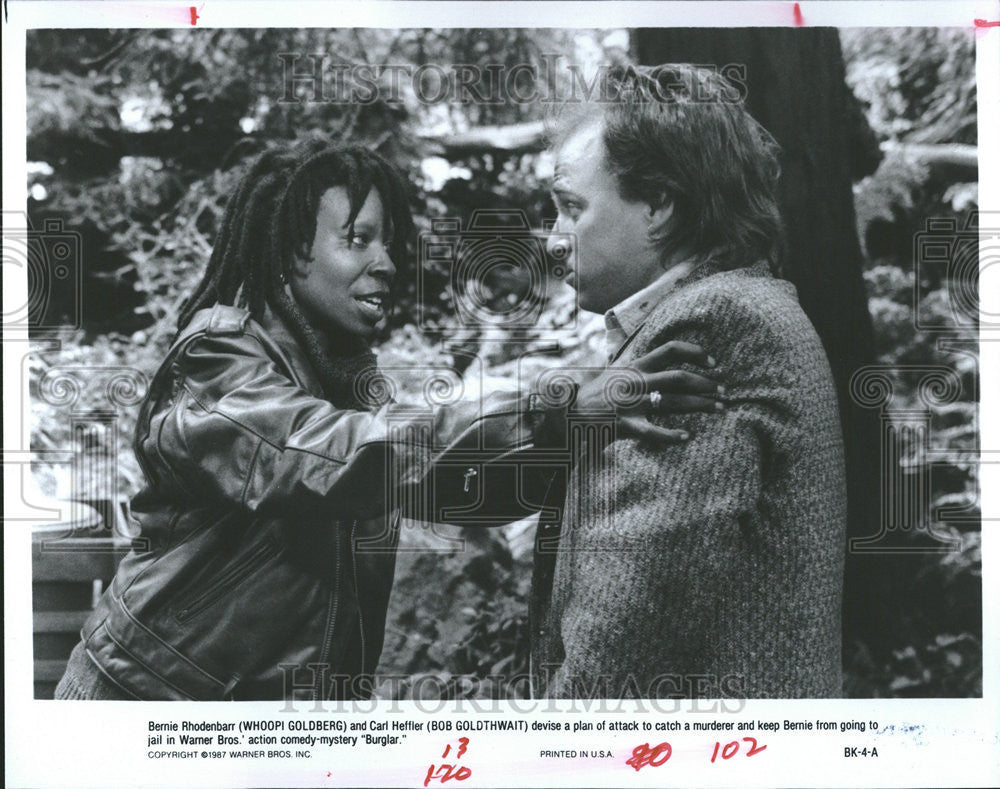 1987 Press Photo Actors Whoopi Goldberg And Bob Goldthwait In Movie &quot;Burglar&quot; - Historic Images