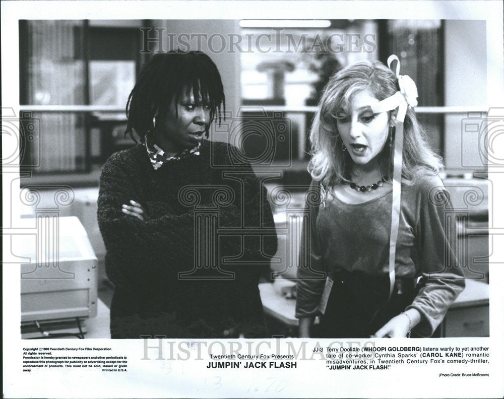 1986 Press Photo Actors Whoopi Goldberg And Carol Kane In &quot;Jumpin&#39; Jack Flash&quot; - Historic Images