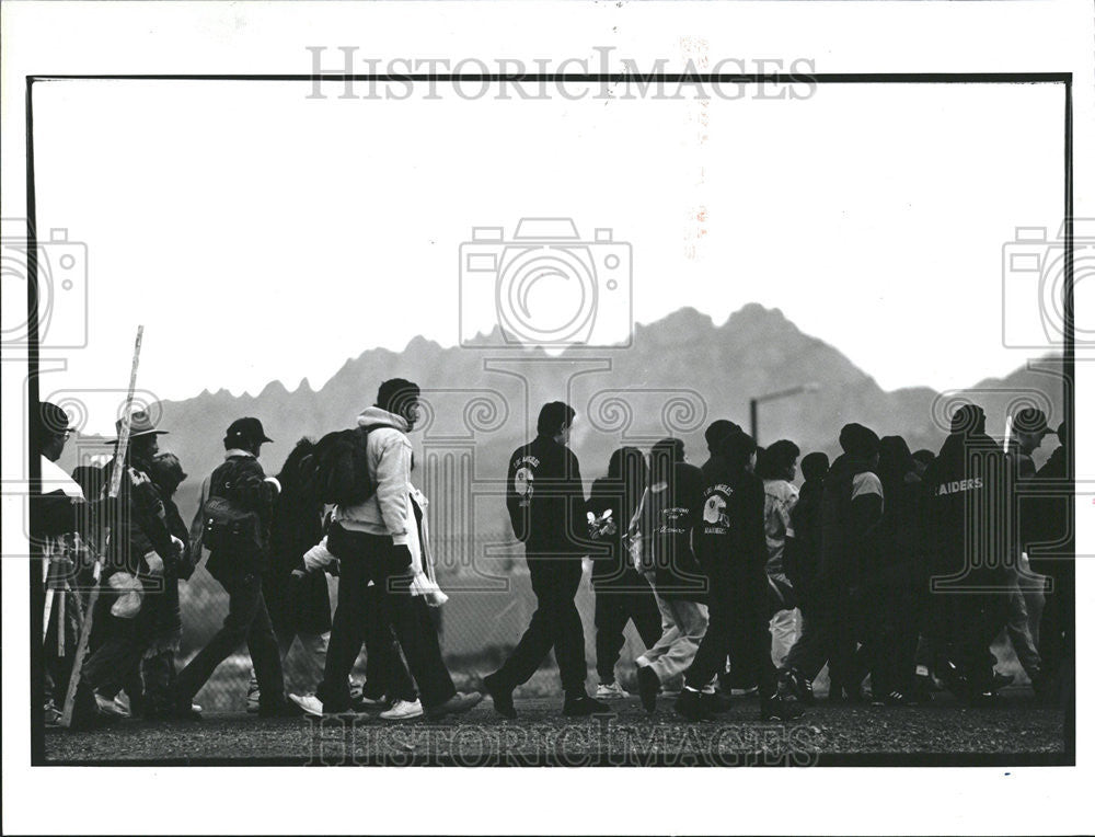 1992 Press Photo Pilgrim Walk Tortugas Mountain Mass Religion New Mexico - Historic Images