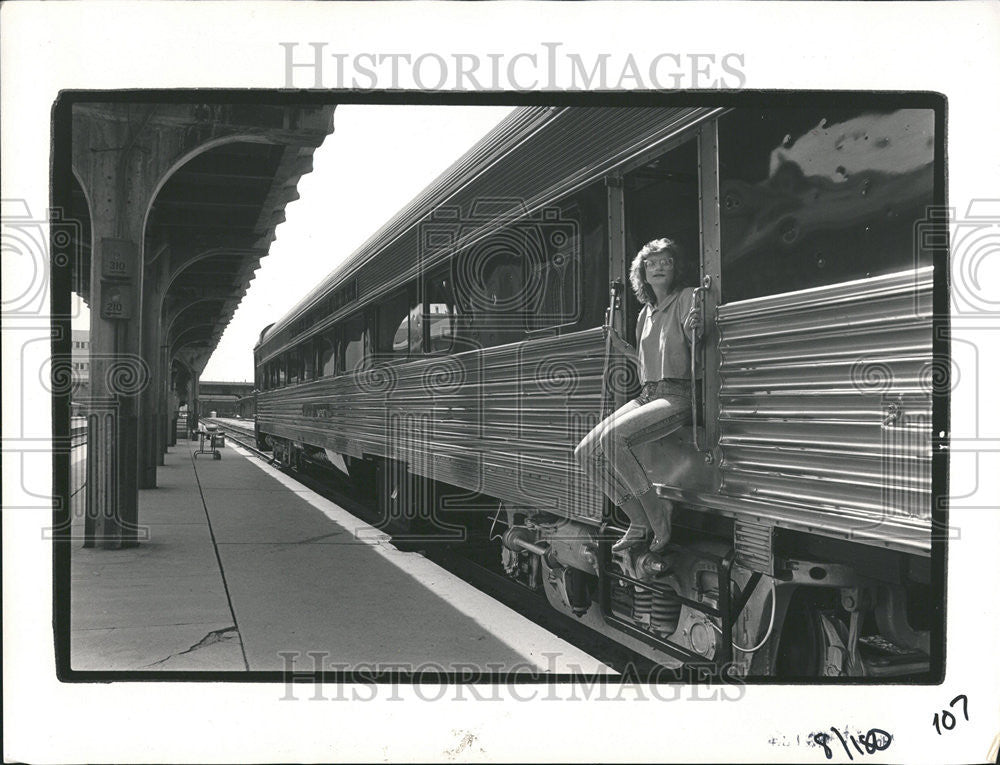 1987 Press Photo Dianne Glandon Sits in the Doorway of the Silver Queen - Historic Images