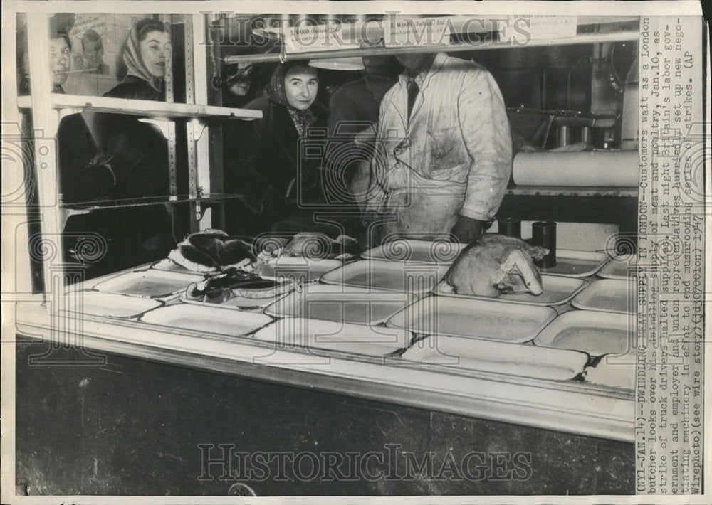 1947 Press Photo Customers Wait as London Butcher Looks over Dwelling Supplies - Historic Images