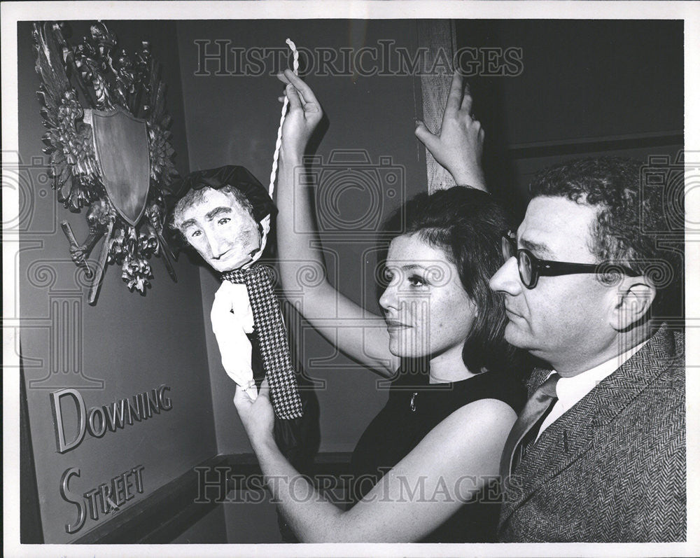 1965 Press Photo Guy Fawkes Doll is Hung by Nancy Johnson for British Fun Day - Historic Images