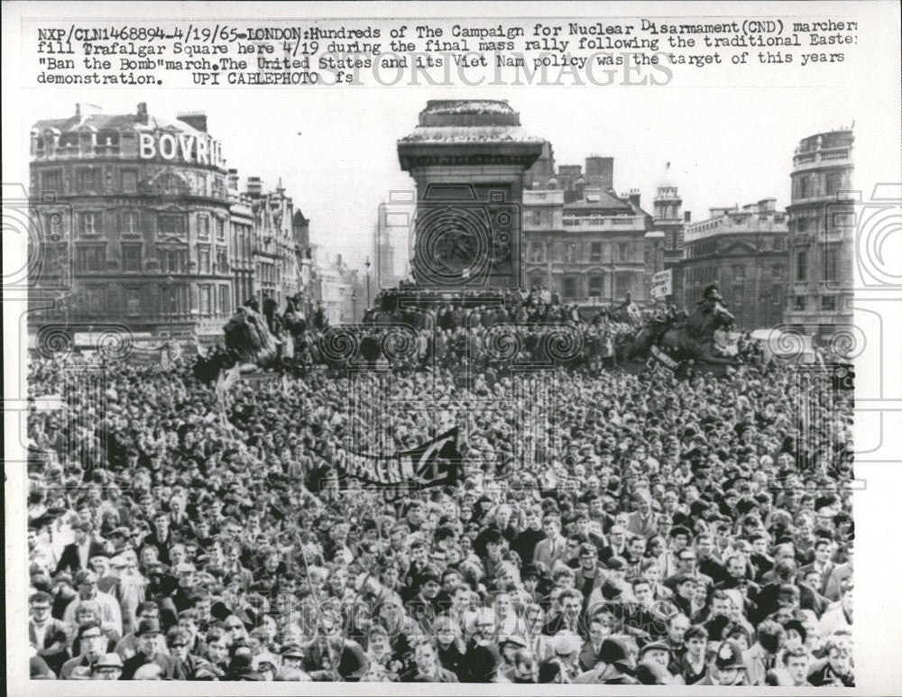 1965 Press Photo Marchers Nuclear Disarmament Trafalgar Square Rally Ban Bomb - Historic Images