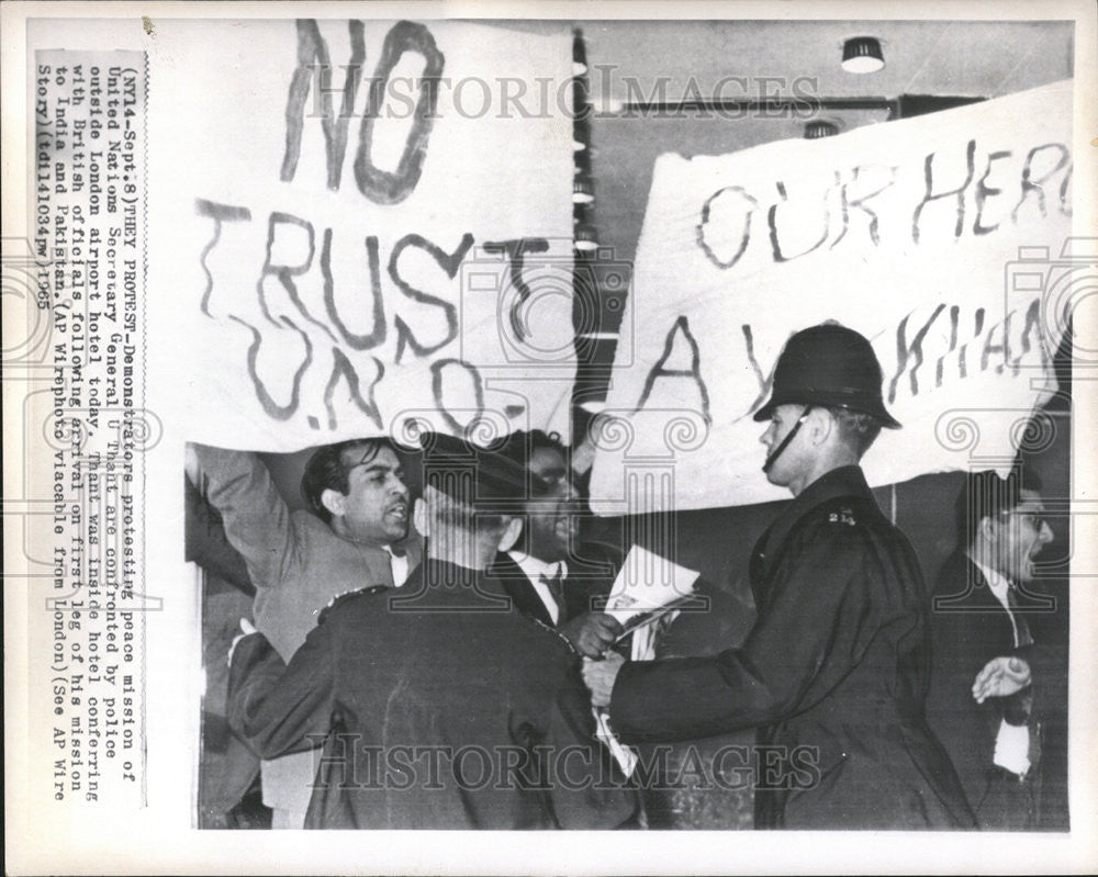 1965 Press Photo Demonstrators London United Nations Secretary Thant Peace - Historic Images