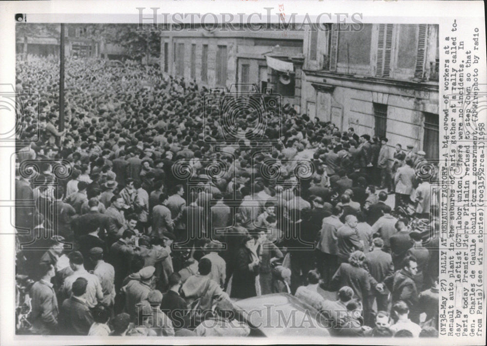 1958 Press Photo Big Crowd of Workers at a Renault Auto Plant in Paris Suburbs - Historic Images